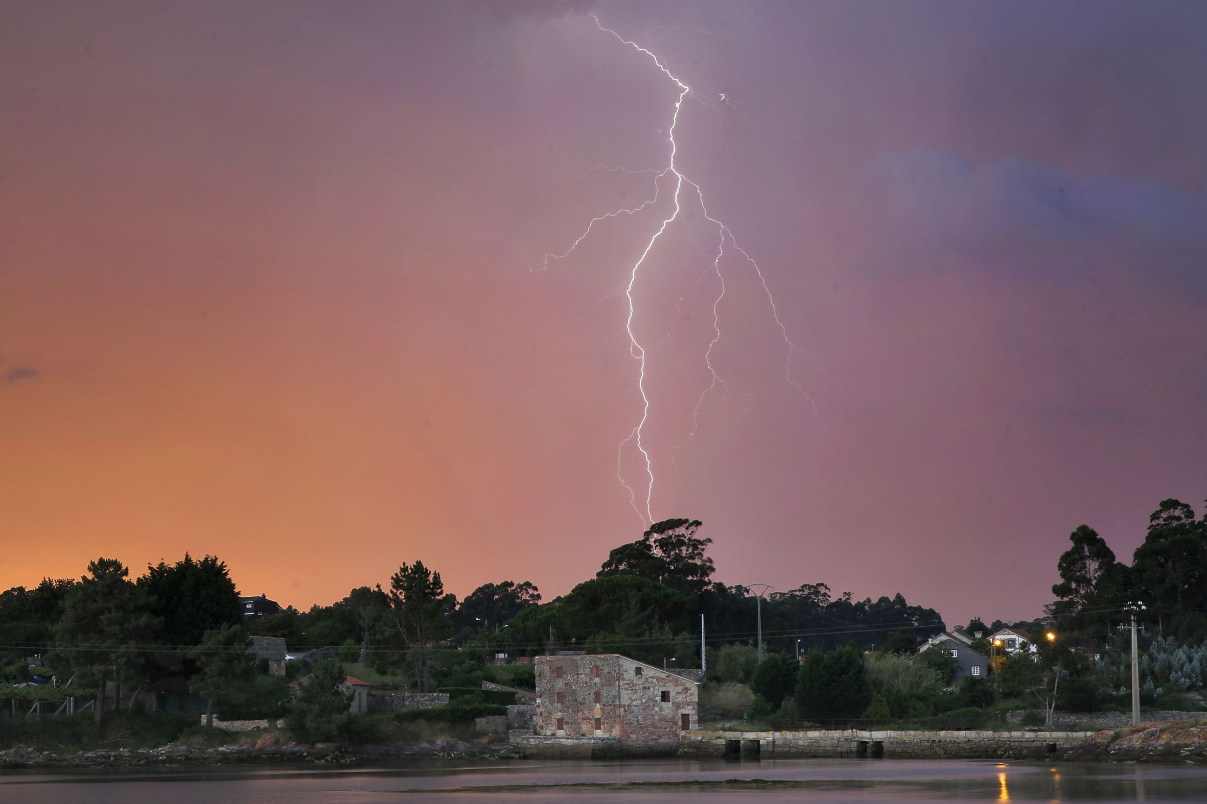 Un l�strego cae preto do mui�o da Seca en Cambados. 13/06/2021
