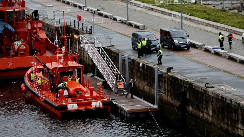 El mercante «Baltic Breeze» en la ría / Llegada de un cuerpo al puerto