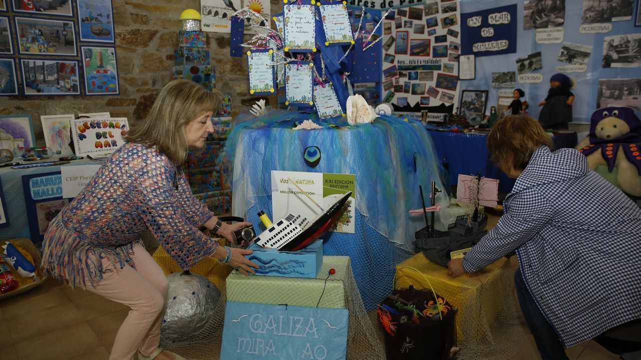 Xosé Luís Vilela Conde, director de La Voz de Galicia, entrega el Premio del concurso vídeos Na beira do río Sor al CEIP Francisco López Estrada (Mogor-Mañón. A Coruña). Recogen Pablo Sánchez González (coordinador y autor del vídeo), Alba Lage González y Sara Martínez Murias (alumnas)