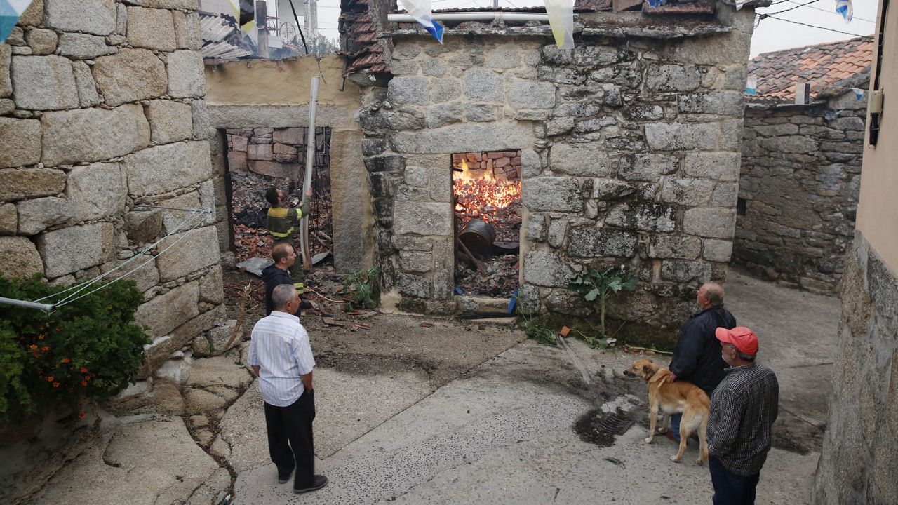 Casas quemadas en Muimenta (Carballeda de Avia) a causa del incendio forestal