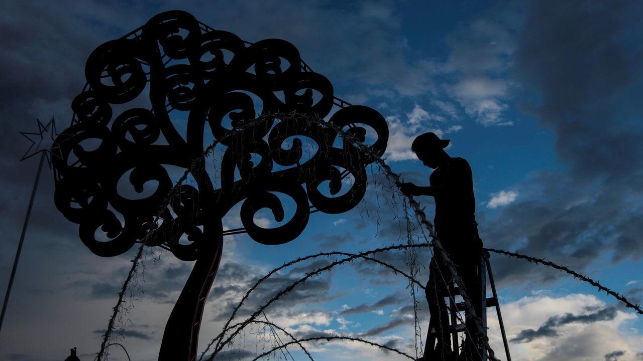 .Un trabajador coloca las luces de Navidad en Nicaragua.