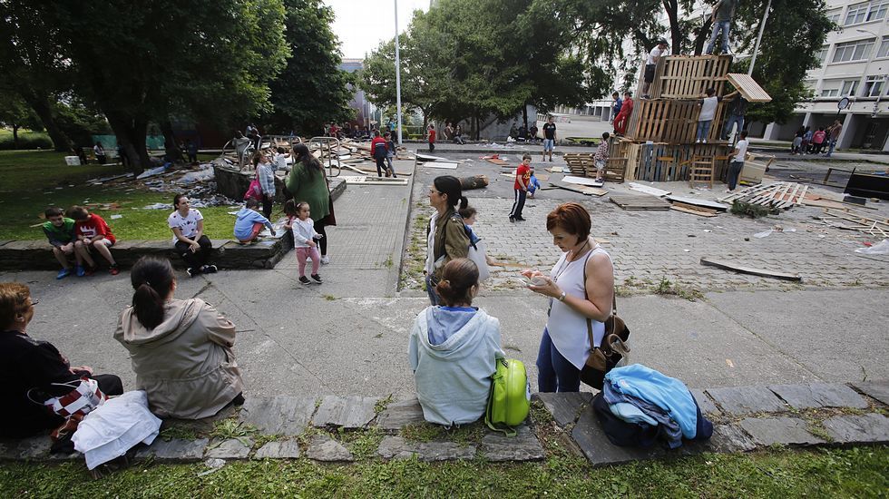 Hogueras en el barrio delas flores y ambiente
san juan
