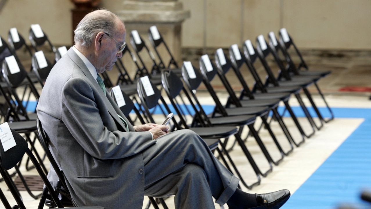 Emilio Pérez Touriño saluda, como presidente de la Xunta, a Fernández Albor