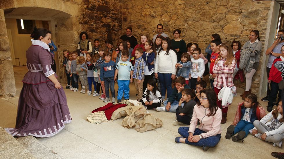 Alumnos de Mazaricos participan nunha visita teatralizada ás Torres do Allo cos Quinquilláns