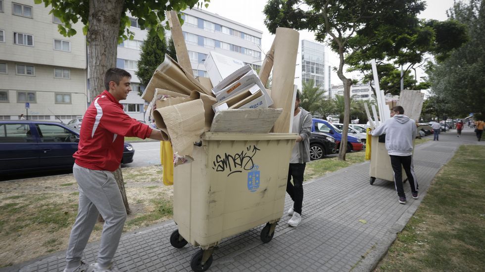 Jóvenes trasladando madera a las playas