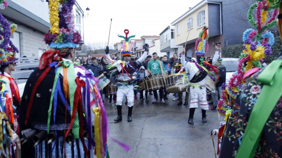 Mascarada ibérica.Cerca de 40 grupos y 800 personas participaron en la mascarada ibérica de Viana do Bolo