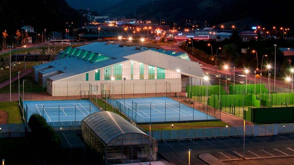 Un beb� recibe una vacuna.Complejo deportivo del campus de Mieres