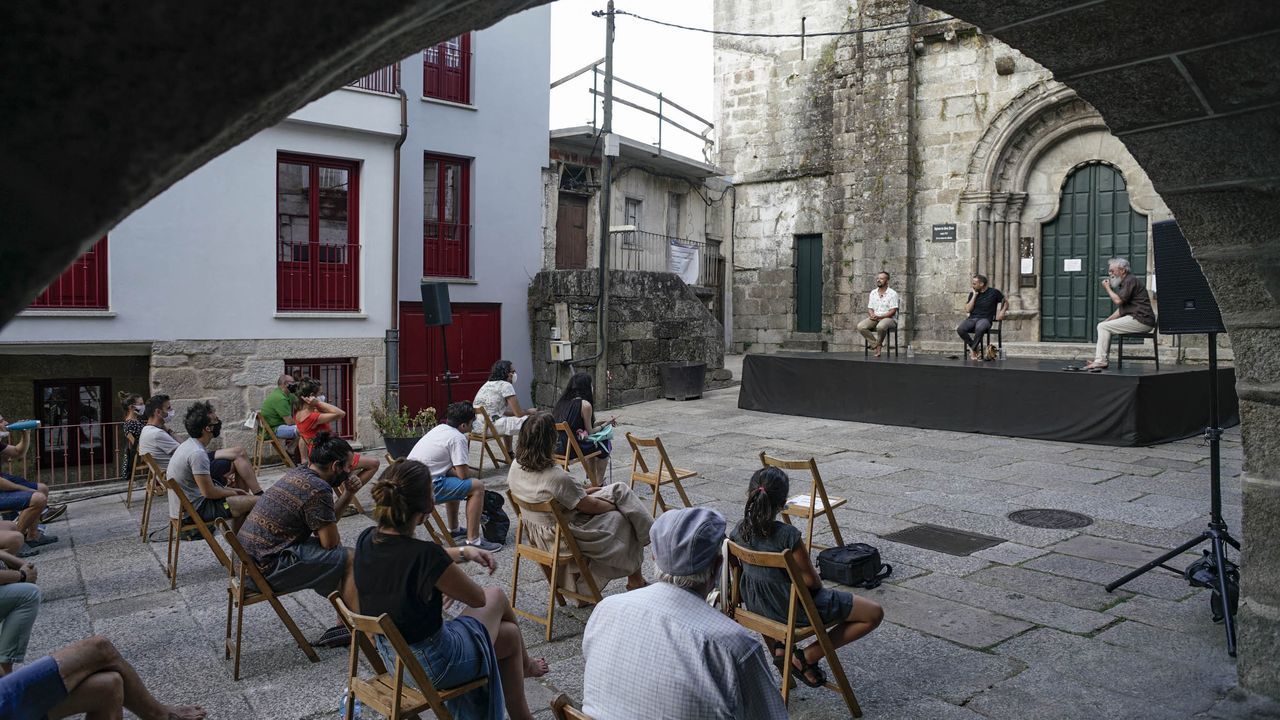 Tres vellas (polo menos) en la plaza de San Xoán