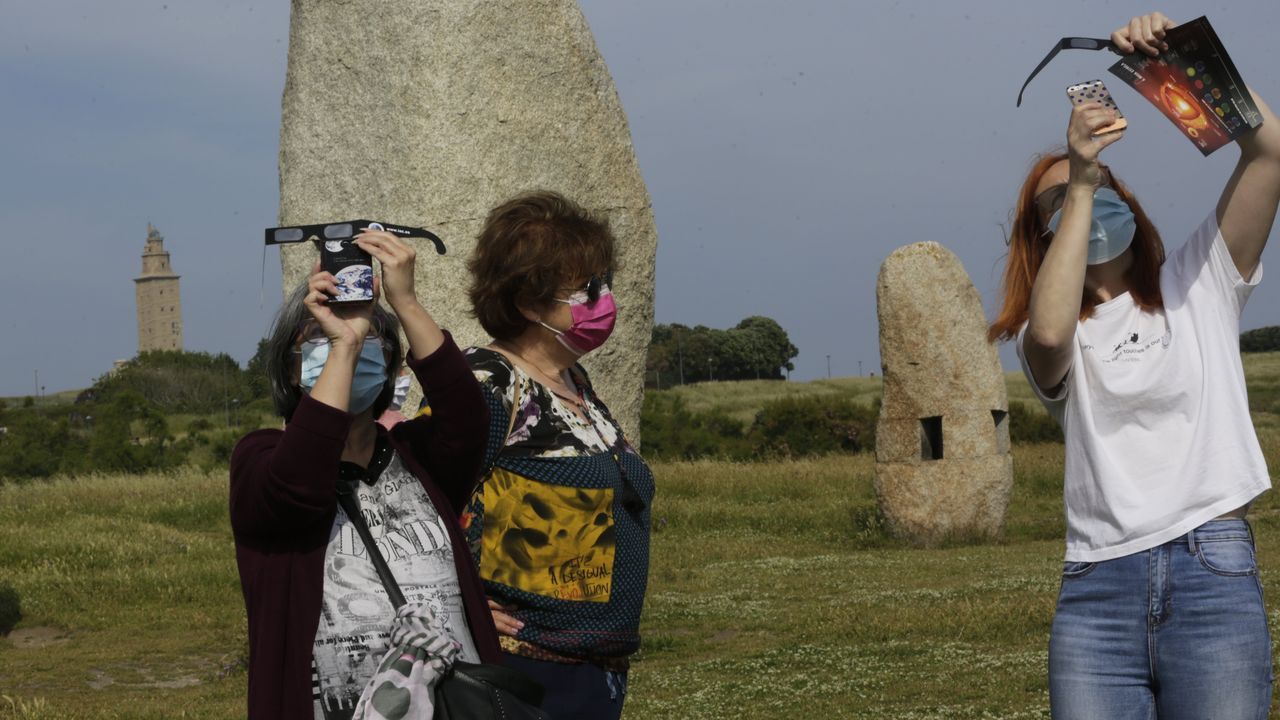 En A Coruña, varios ciudadanos disfrutaron del fenómeno en el entorno de la Torre de Hércules