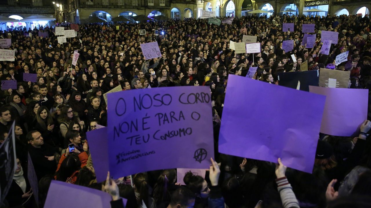 Las imágenes del 8M en Ourense.Escolares y adultos salieron a manifestarse en el día de la mujer