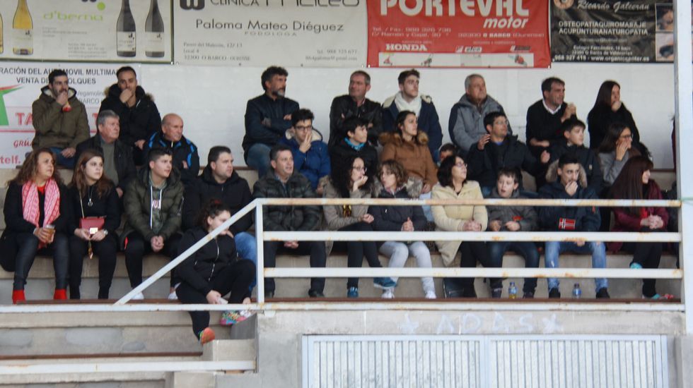 Gran ambiente en las gradas del estadio de Calabagueiros durante el CD Barco-UD Paiosaco