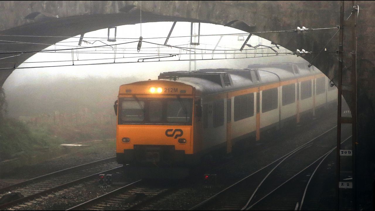 Comboios de Portugal explota la conexión Vigo-Oporto con material antiguo alquilado a Renfe