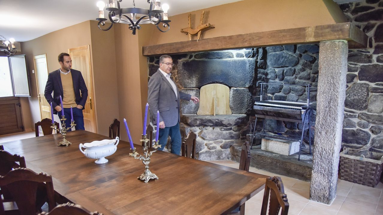 Casa de Horta, una de las viviendas más exclusivas de la comarca, nos abre sus puertas.La lareira, con la pared ennegrecida por el humo, y el enorme horno de piedra se conservan intactos. Cuenta José Manuel que de niño se metía dentro del horno y cabía de pie