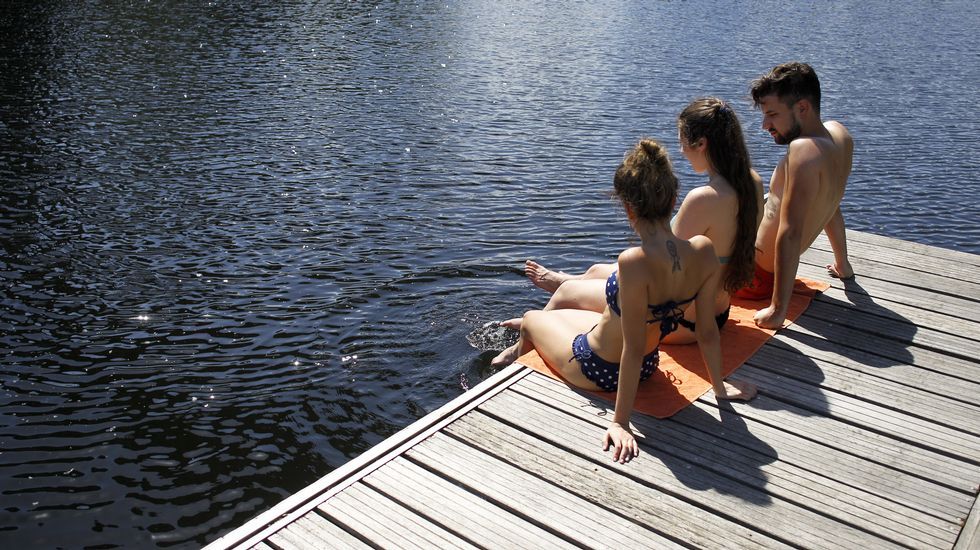 Tres jóvenes se refrescan en el río Miño a su paso por Lugo