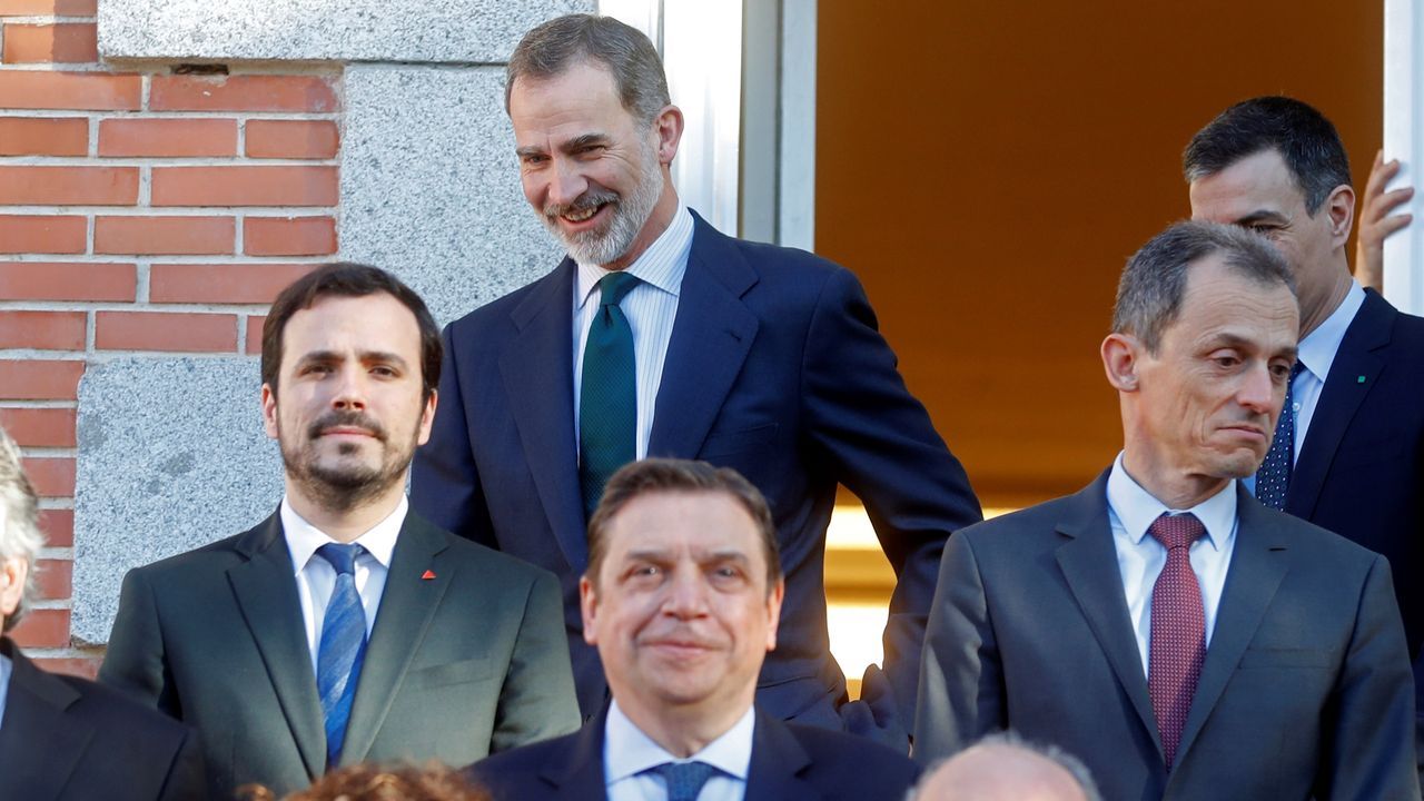 Foto de grupo en los jardines del palacio en la que el monarca ha estado flanqueado por Sánchez y Carmen Calvo.