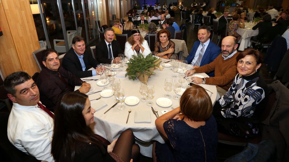Homenaje al inspector jefe José Antonio Rilo en la cena benéfica de Renacer