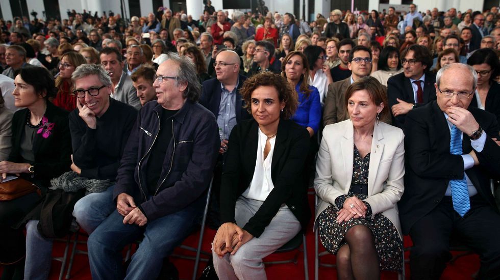Mireia Chacón y Xavier Tápia, hermana y cuñado de Chacón, han cerrado el acto de homenaje del PSC a la socialista.
