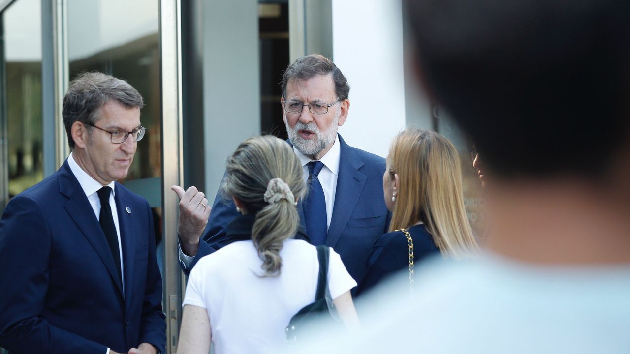 La valedora do Pobo, Milagros Otero, entre los representantes institucionales que han ido a Boisaca a dar su último adiós a Albor