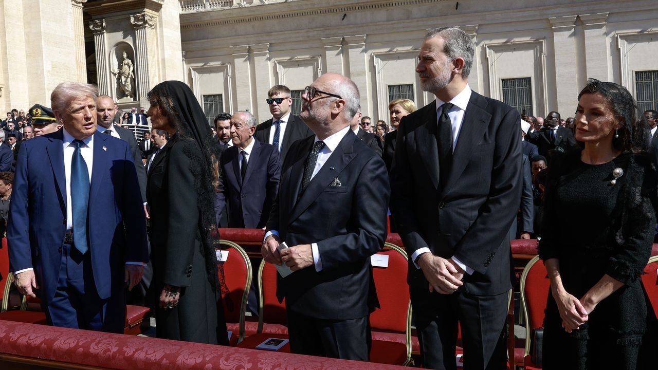 El rey Felipe VI (2d) junto con la reina Letizia (d), el presidente de Estados Unidos Donald Trump (i) y su mujer Melania (2i) durante el funeral del papa Francisco en la Plaza de San Pedro en el aticano este s�bado