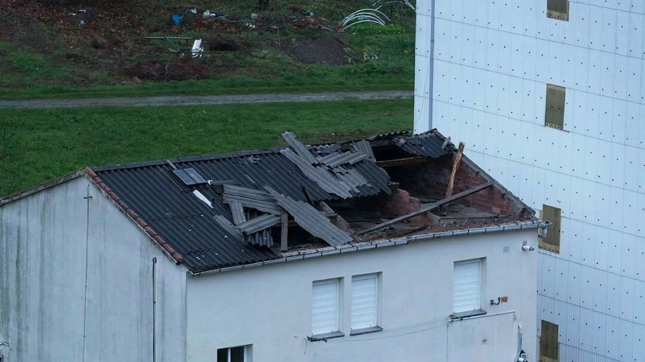 .El viento arranca parte de un tejado en el barrio de San Valentín, en Fene