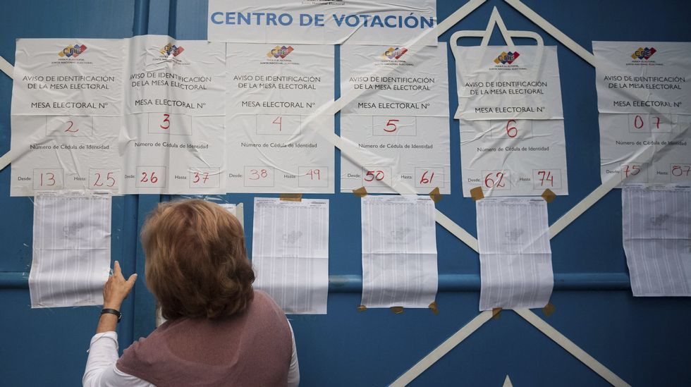 La esposa de Leopoldo López, Lilian Tintori, votando en Caracas.