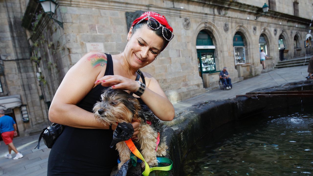 Bañistas en la playa fluvial de Tapia