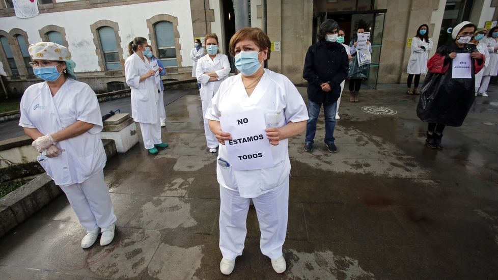 Concentración de sanitarios en el hospital Provincial