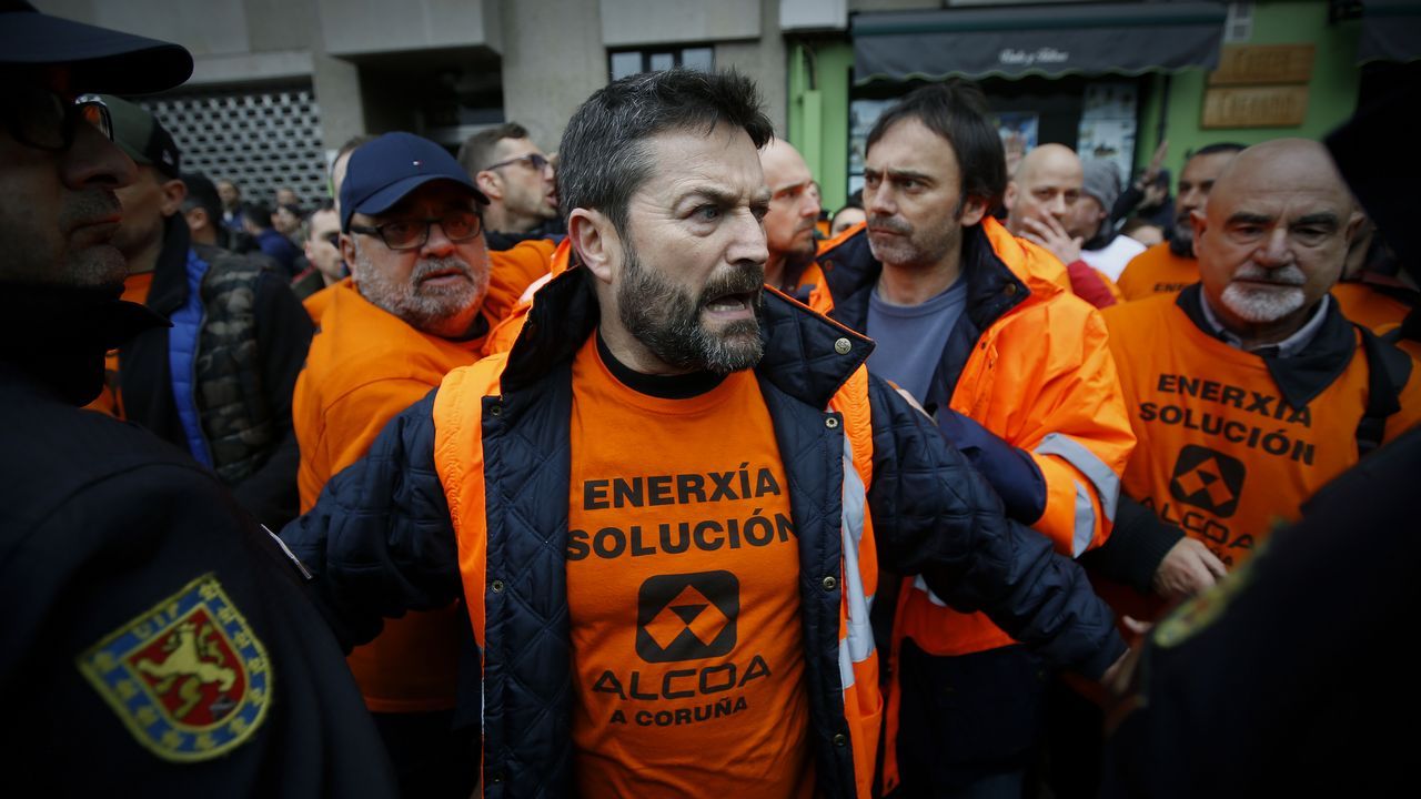 Abascal propone legalizar el uso de armas para defensa personal.La alcaldesa de Barcelona, Ada Colau, tambi�n en la tribuna de invitados. 