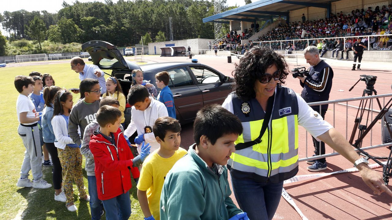 Exhibicion de la Policía Nacional para los escolares de Ribeira con helicoptero, caballería, perros de rastreo