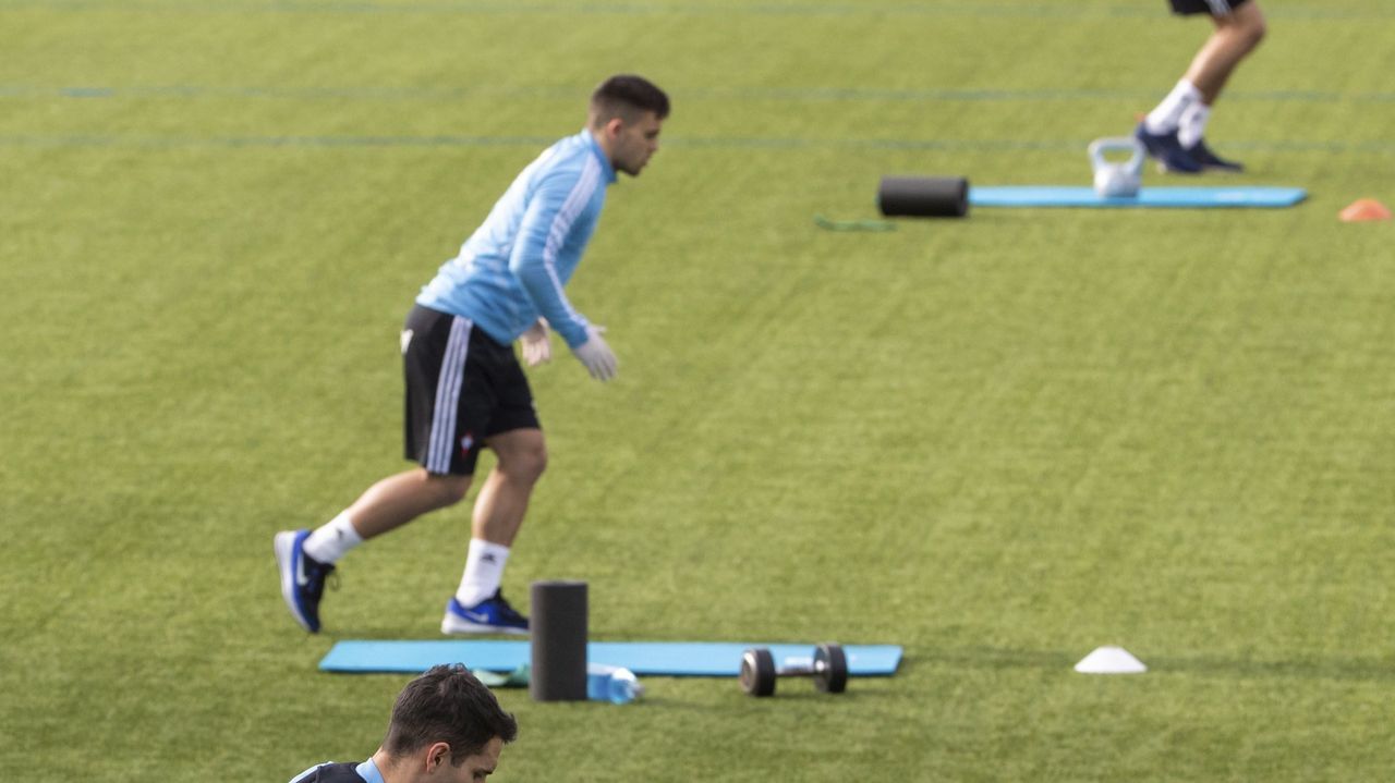 Uno de los jugadores del Celta, llegando a A Madroa a primera hora de esta mañana