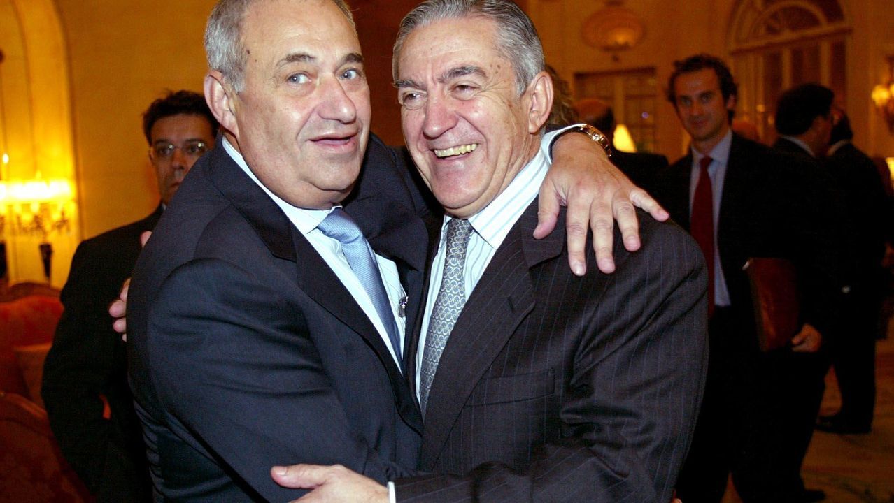 Jove se abraza con Honorato López Isla en un evento celebrado en Madrid