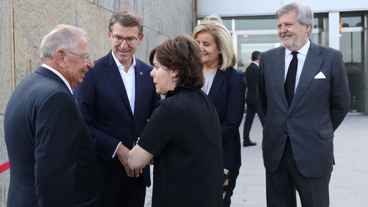 Feijoo junto a Soraya Sáenz de Santamaría, Fátima Báñez, Íñigo Méndez de Vigo y Dositeo Rodríguez.
