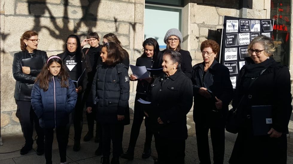 25n.En A Pobra de Trives hubo una andaina y una concentración en la praza do Pilón