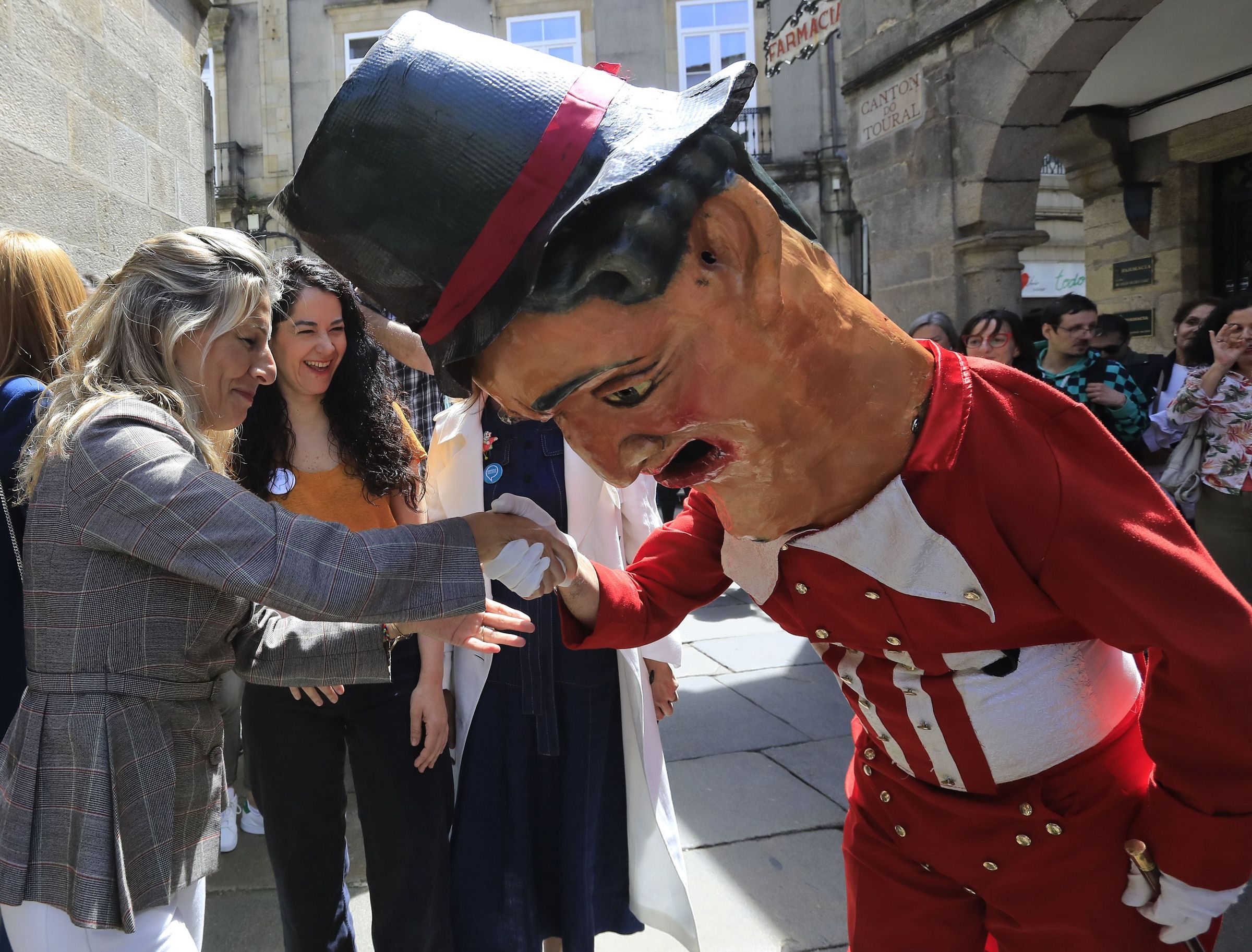 A ministra Yolanda D�az � saudada por un cabezudo durante un paseo polas festas da Ascensi�n. 18/05/2023