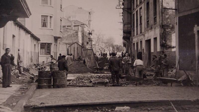 Disfrazadas de alsacianas.Primer asfaltado de la calle Gaiteira en el año 1953/54.