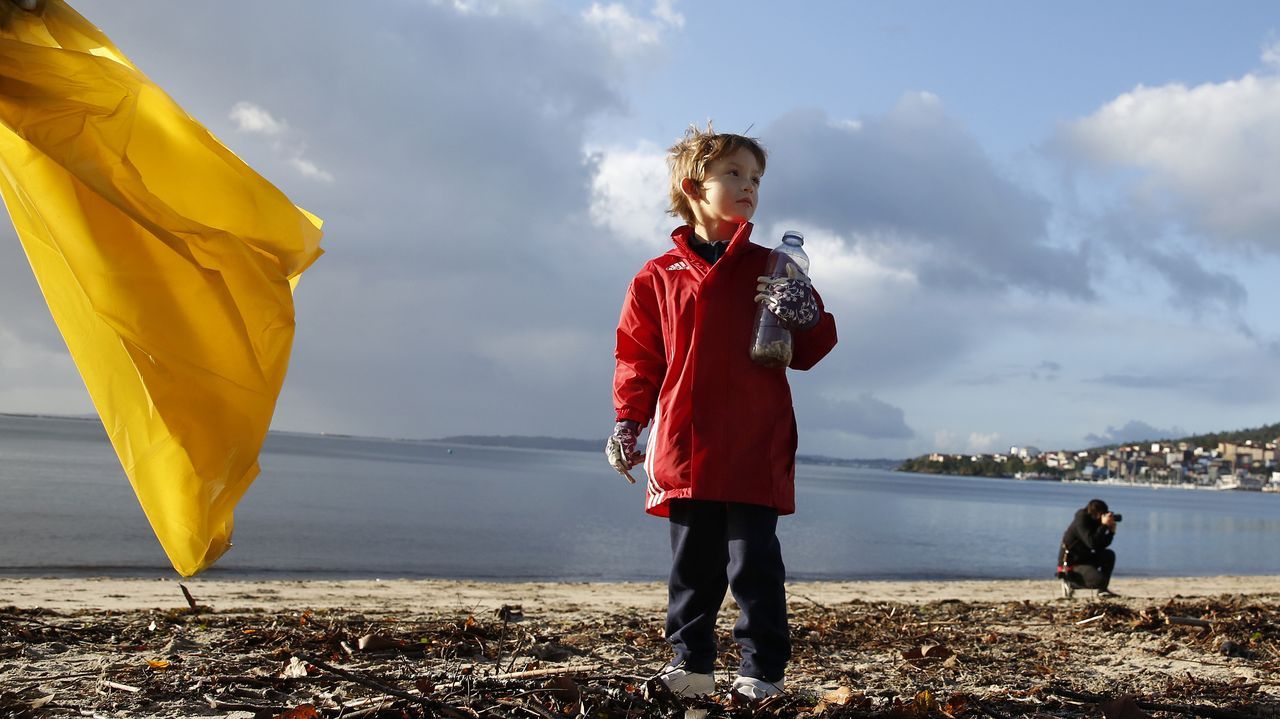 boiro. limpieza de playa de barraña del programa ecomar de jealsa
