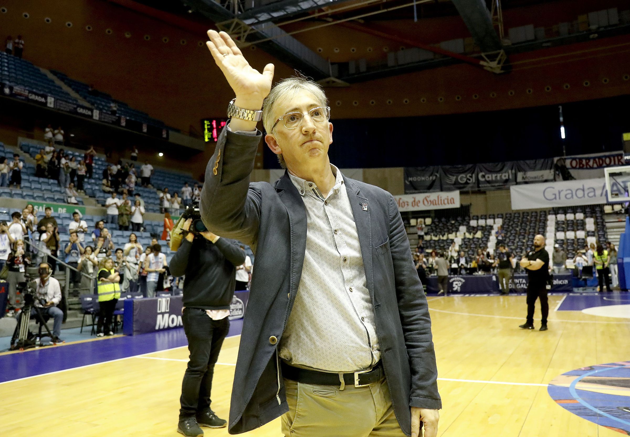Moncho Fernndez, adestrador do equipo Mombus Obradoiro, despdese dos xiareiros trala derrota que lles fixo descender de categora. 12/05/2024