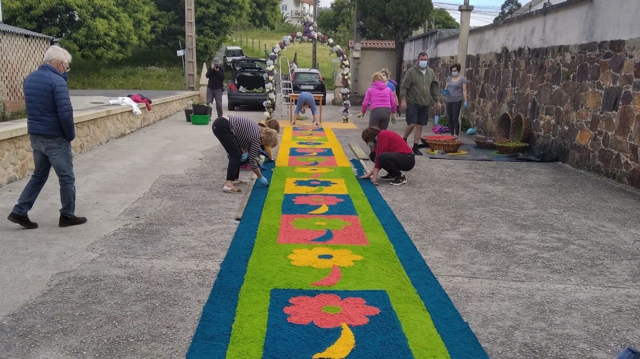 Alfombra floral en Outes