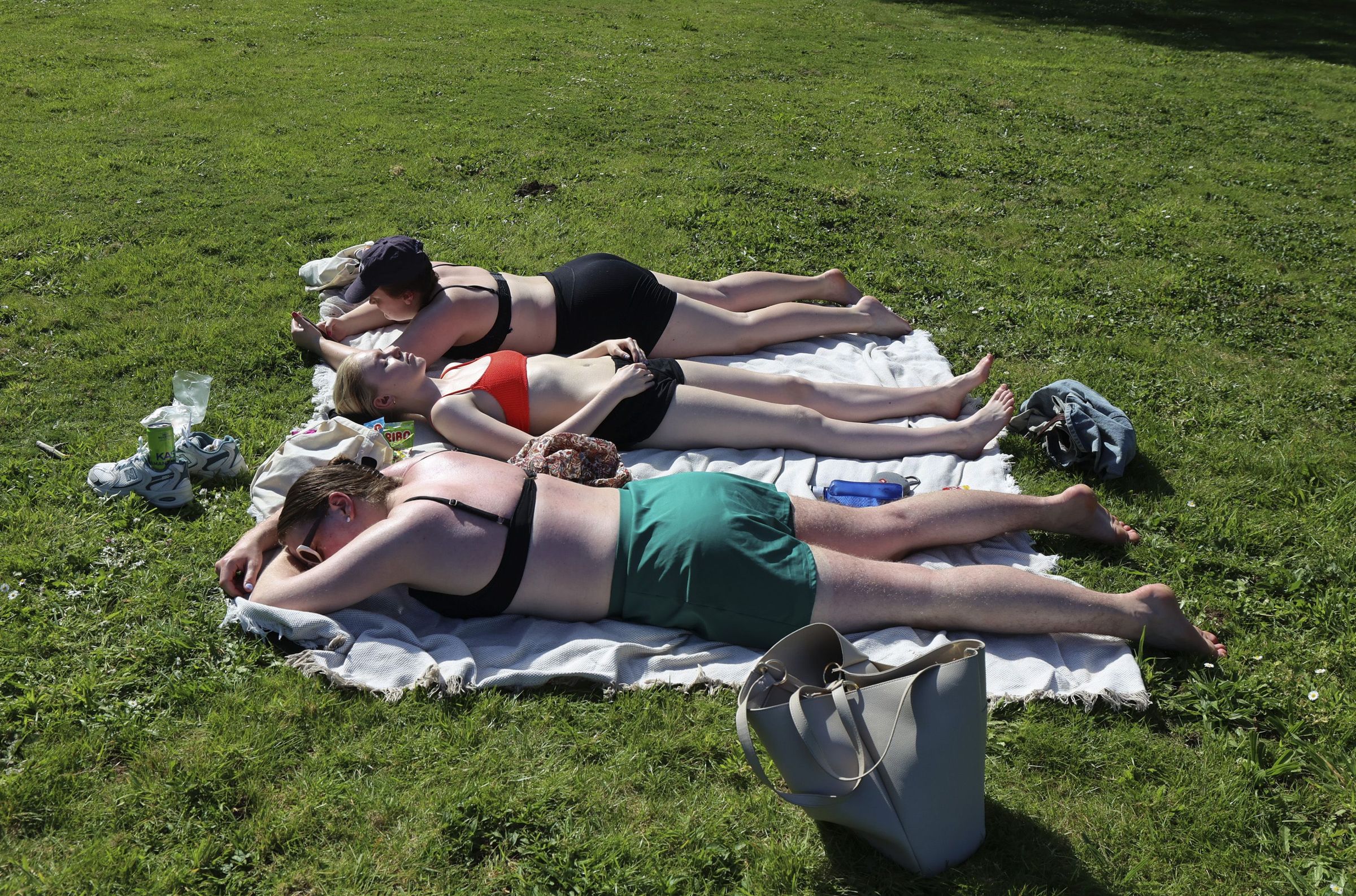 X�venes tomando o sol no parque Eugenio Granell de Santiago. 12/04/2024
