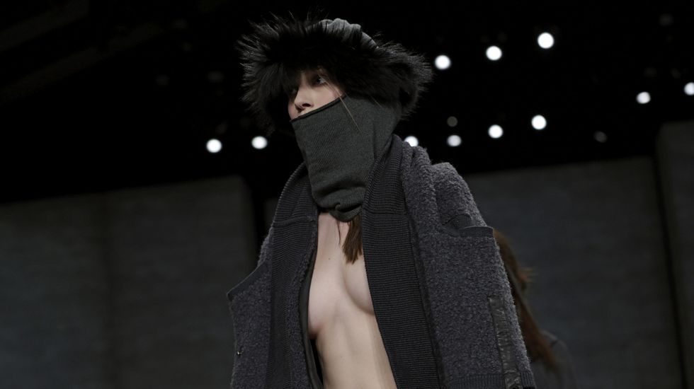 Semana de la Moda de Nueva York.Una modelo presenta las creaciones para la temporada Otoño/Invierno del diseñador Nicholas K.