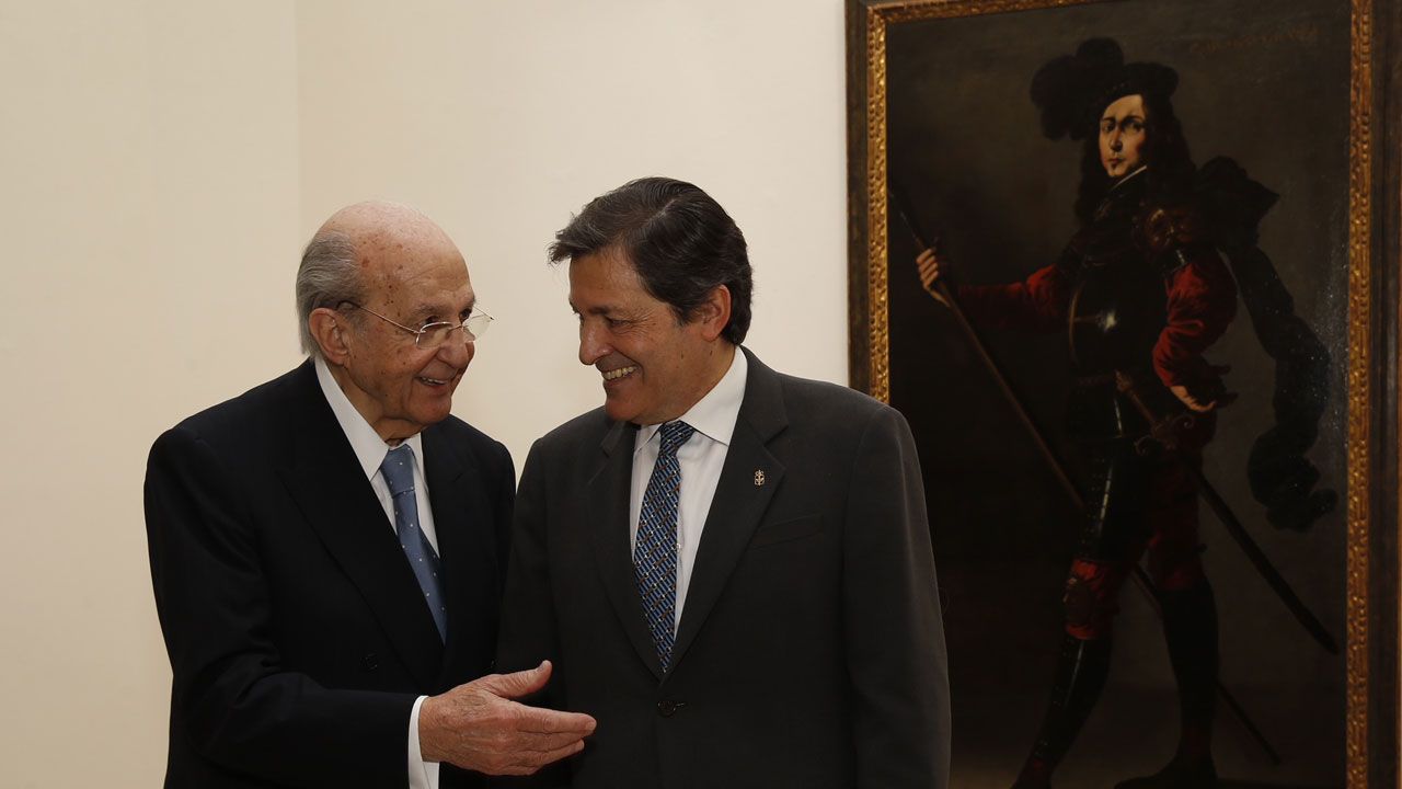 Plácido Arango y Javier Fernández ante «P. Bustos de Lara», de Zurbarán, en el museo de Bellas Artes de Asturias