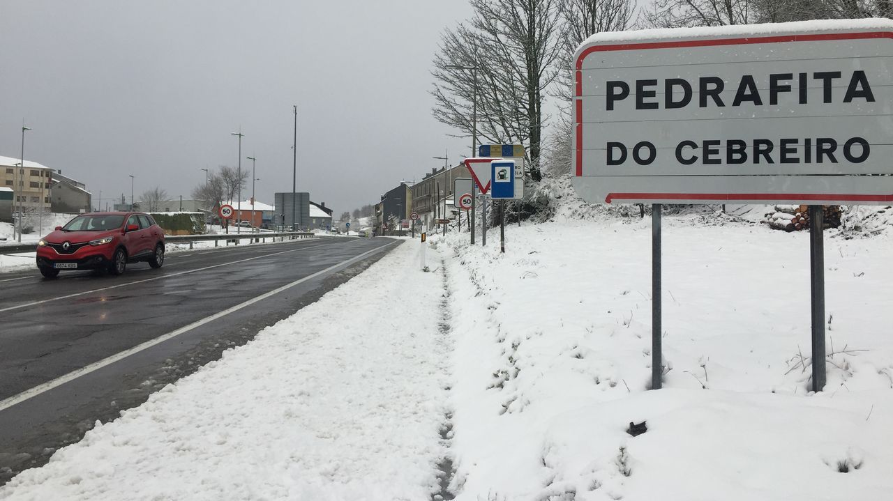 Así amanece Galicia tras el paso del temporal Ana. Las lluvias han dado paso a la nieve en distintas zonas de las provincias de Ourense y Lugo, como en O Cebreiro