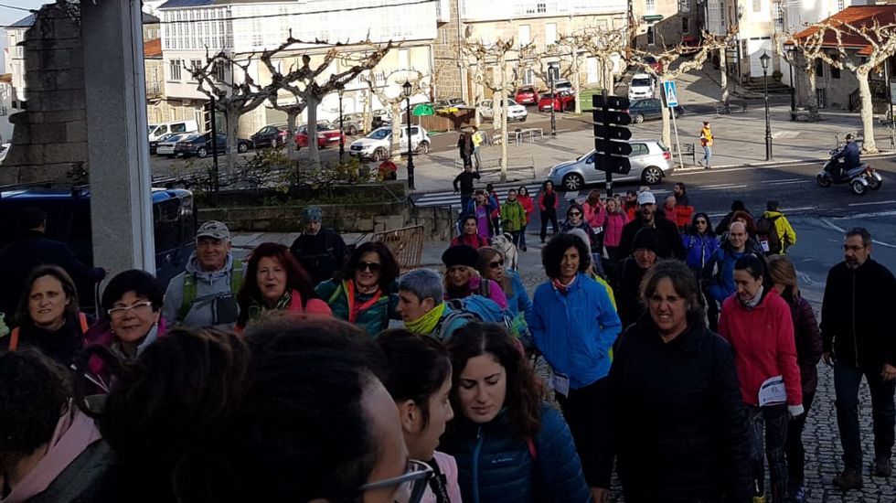 25n.En Castro Caldelas hubo una andaina por la ruta de los miradores de Matacás y una concentración en la plaza
