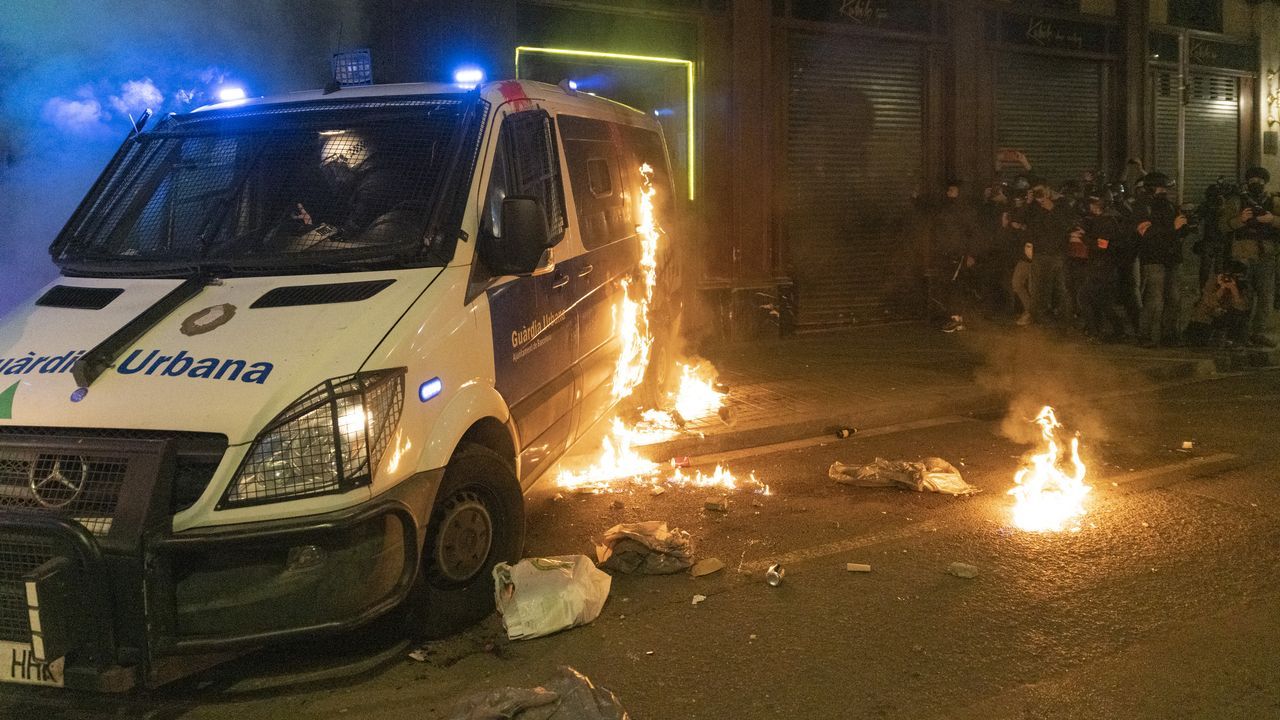 Momento en el que prenden fuego a un furgón policial con un agente en su interior