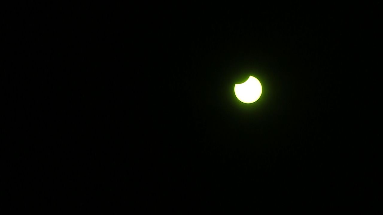 El eclipse a través de una protección para soldar en Lugo
