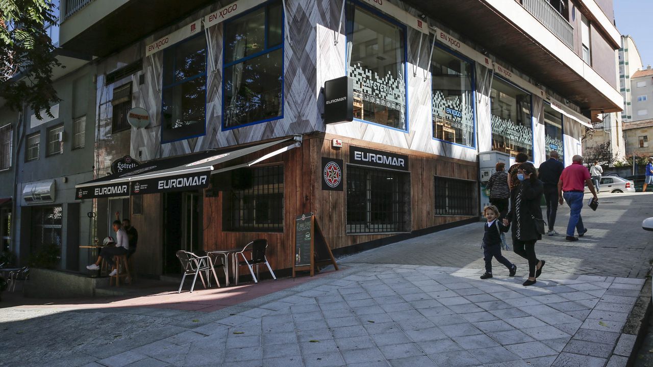 Un bar abierto en Portocarreiro y a pocos metros otro cerrado en Doctor Fleming