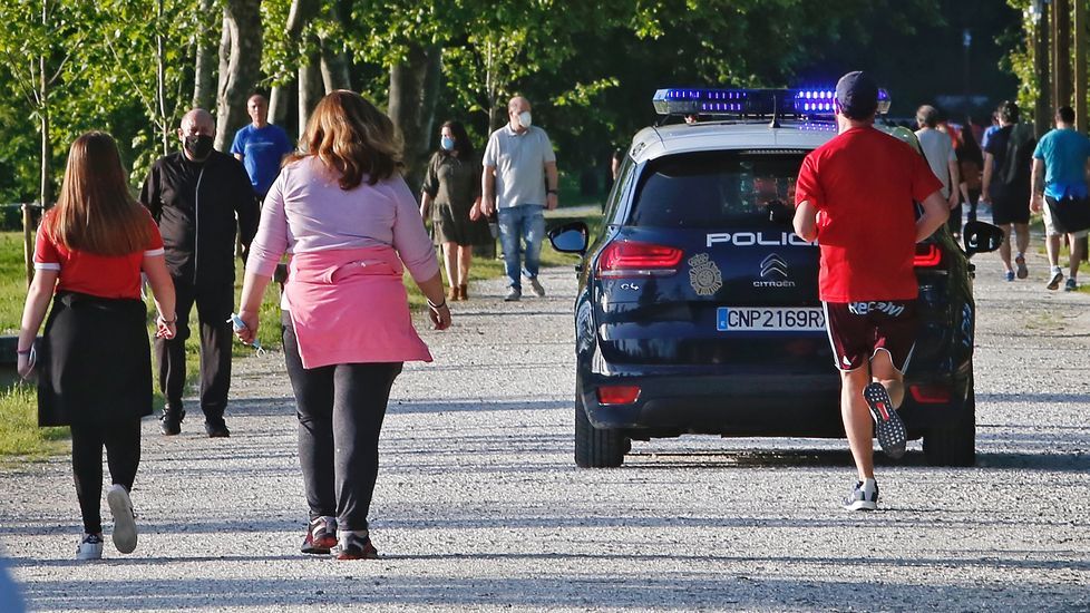Miles de personas salen a pasear en Pontevedra en el segundo día de la desescalada