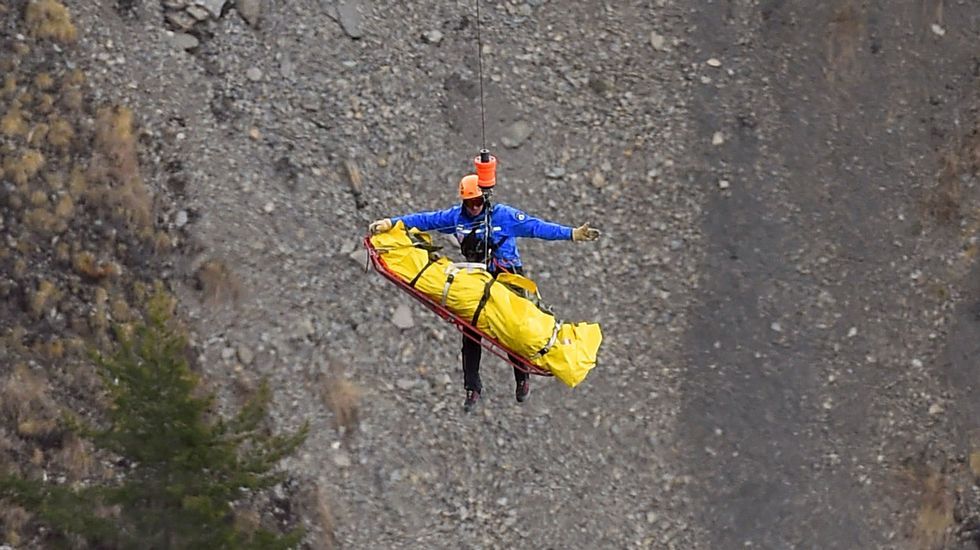 Un helicóptero transporta a un miembro del operativo a la zona del impacto.