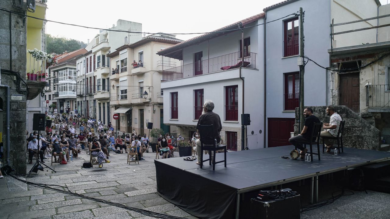 Tres vellas (polo menos) en la plaza de San Xoán