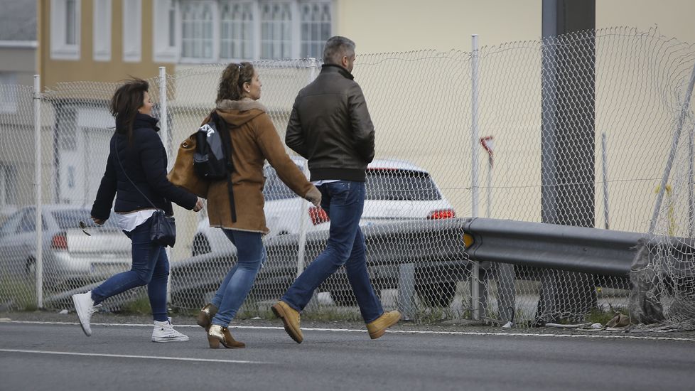 GENTE CRUZANDO LA MEDIANA DE LA CARRETERA BAÑOS DE ARTEIXO. ZONA DE MARINEDA CITY
